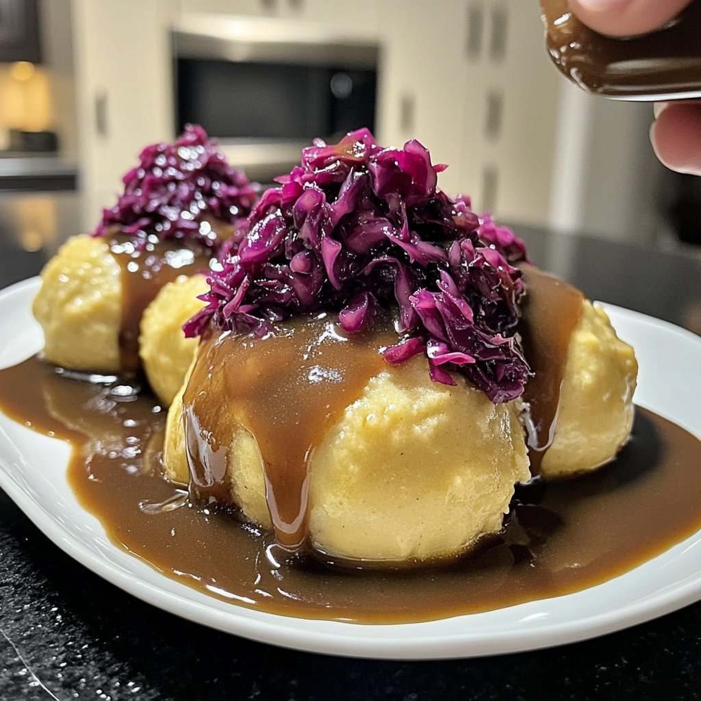 Brezenknödel mit Rotkohl